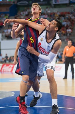 Justin Doellman y Gustavo Ayón 