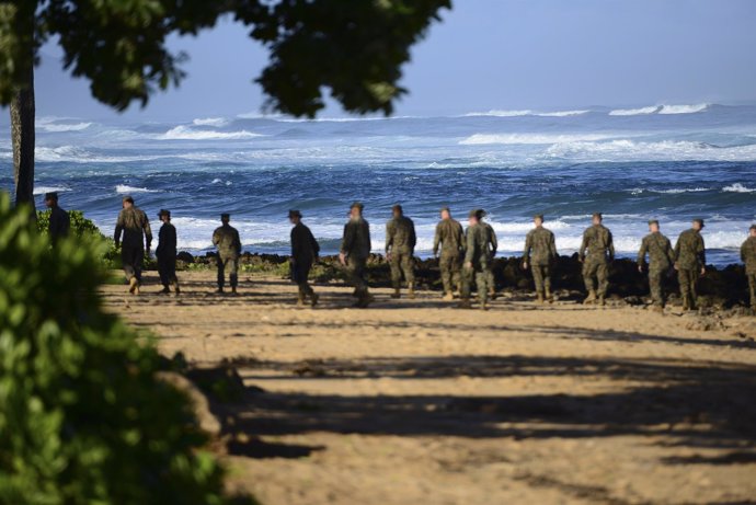 Suspendida la búsqueda de doce marines desaparecidos tras un accidente de dos he