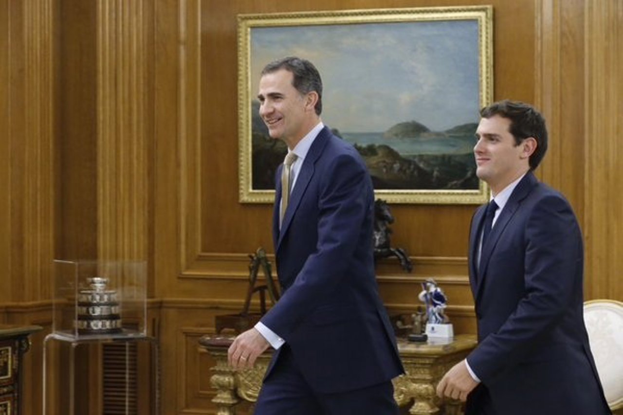 El Rey Felipe VI y el presidente de Ciudadanos, Albert Rivera