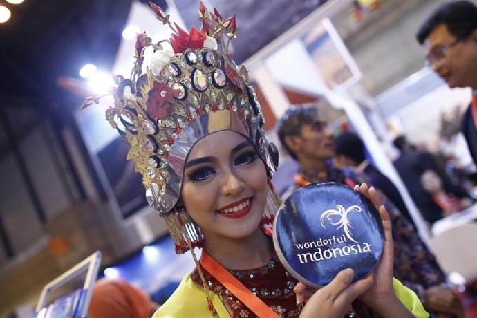 Fitur 2016: stand de Indonesia. Mujer indonesa