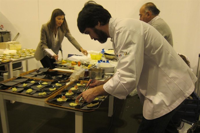 Oscar García, del restaurante Baluarte, preparando su plato de matanza.