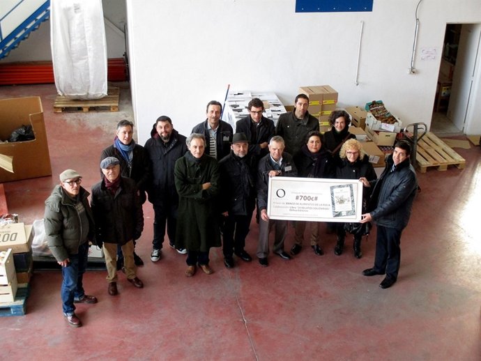 Entrega de libros solidarios con Santos Ochoa