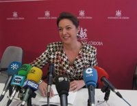 La alcaldesa subraya que Córdoba "no pone en peligro" los toros