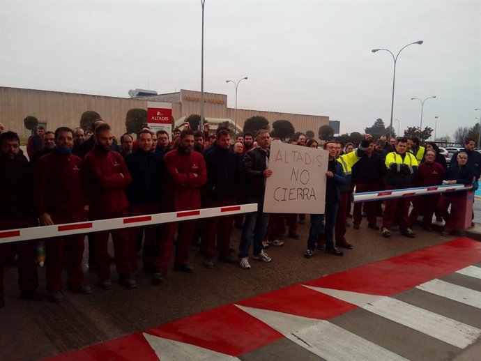 Concentración de trabajadores de Altadis en la puerta de la fábrica
