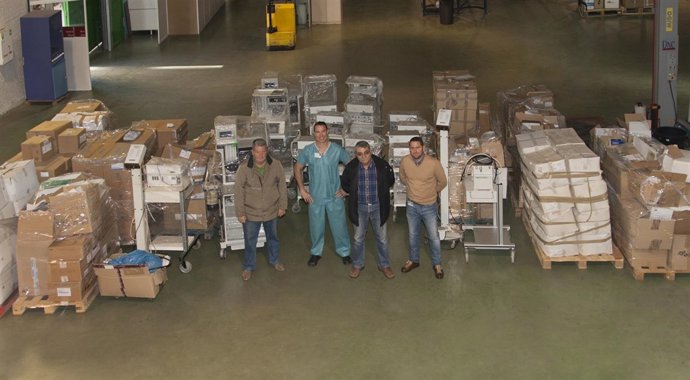 El Virgen del Rocío entrega 6 tonelada de material sanitario a dos asociaciones