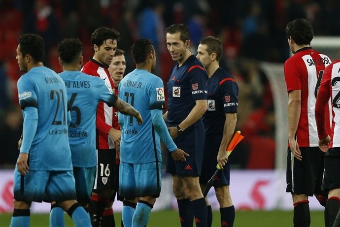 González González habla con Neymar en el Athletic - Barcelona