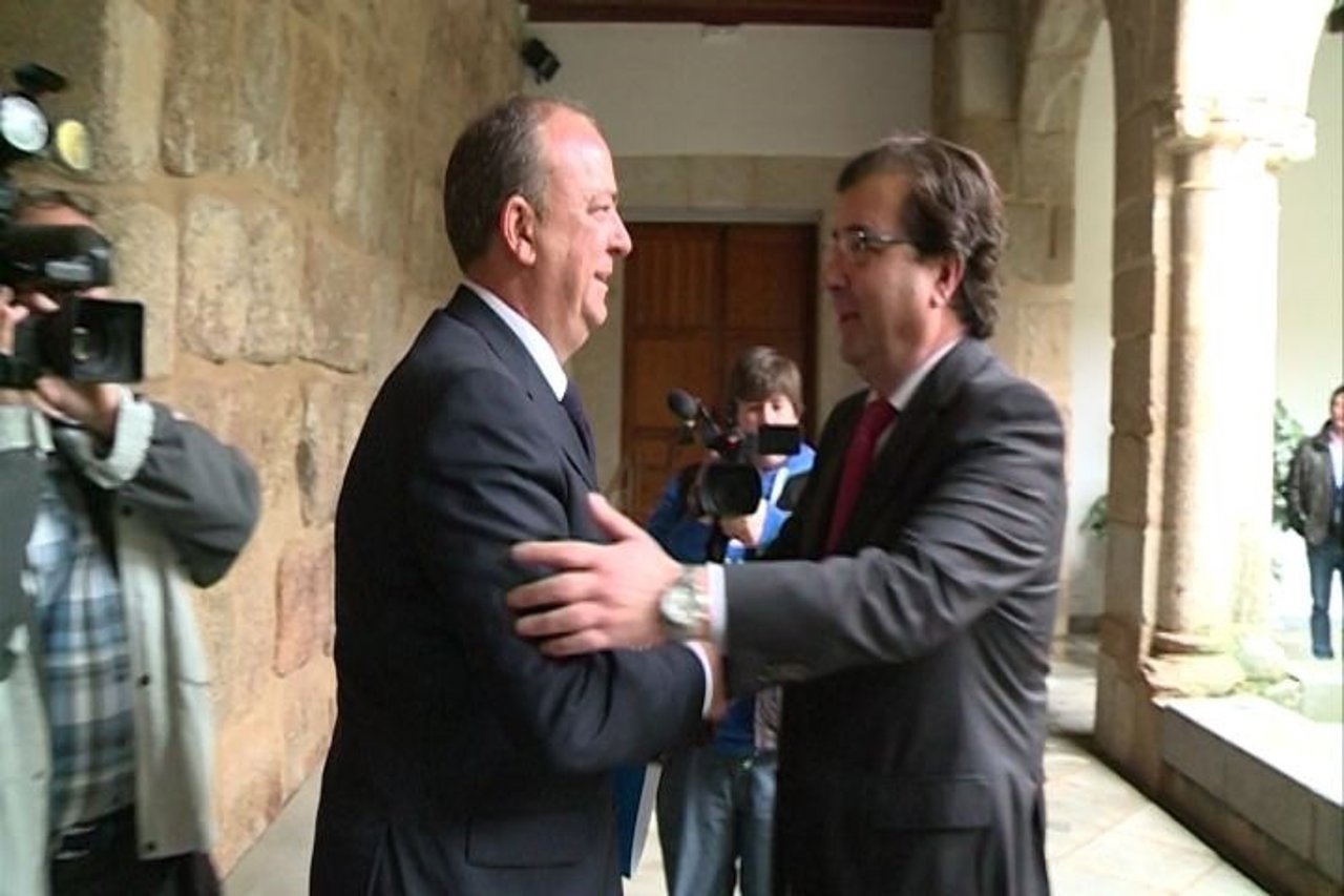 Saludo entre José Antonio Monago y Guillermo Fernández Vara