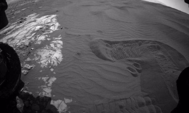 Huella de una maniobra del rover en la duna