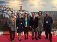 Delegada de la Junta visita en Fitur expositores de mancomunidades de Córdoba