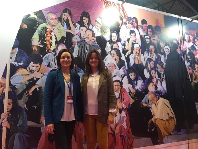 Rafi Crespín y Silvia Mellado ante un mural de 'Fuenteovejuna'