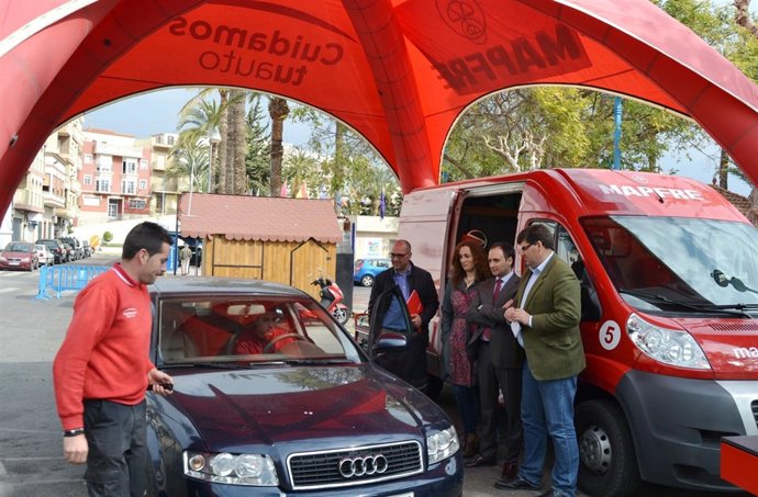 Clemente visita stand donde se realiza ta campaña 'Cuidamos tu auto'