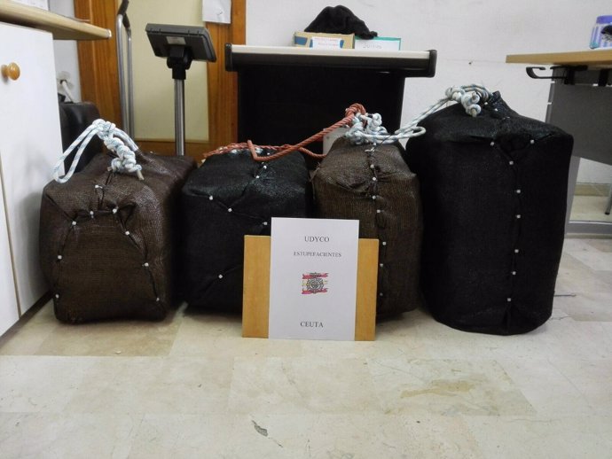 Dos detenidos por recoger 206 kilogramos de hachís del fondo del mar en Ceuta