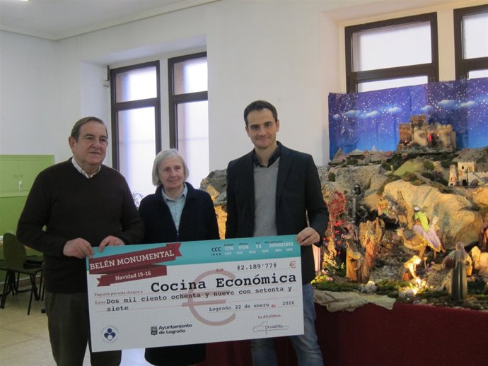 Entrega del cheque por parte del concejal de Festejos, Miguel Sáinz