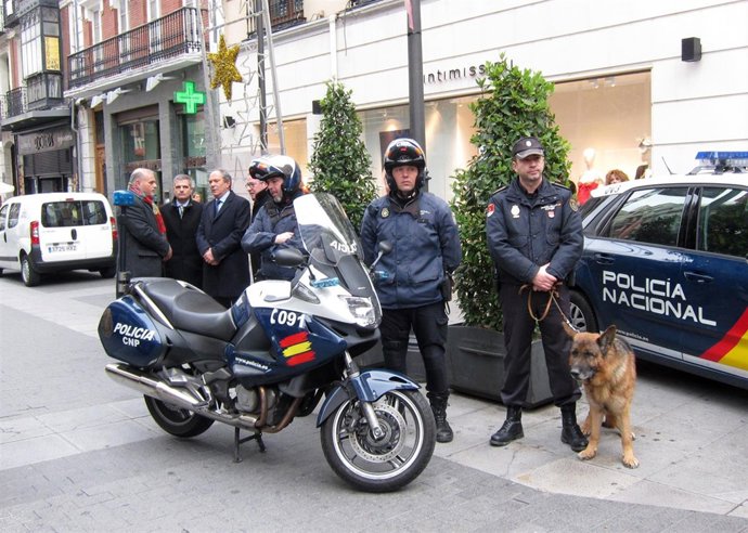 Agentes del CNP en la calle Santiago