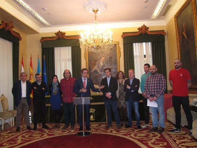 Los portavoces municipales junto a los trabajadores de Gijón Fabril. 