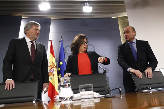 Iñigo Méndez de Vigo, Santamaría y Luis de Guindos tras el Consejo de Ministros