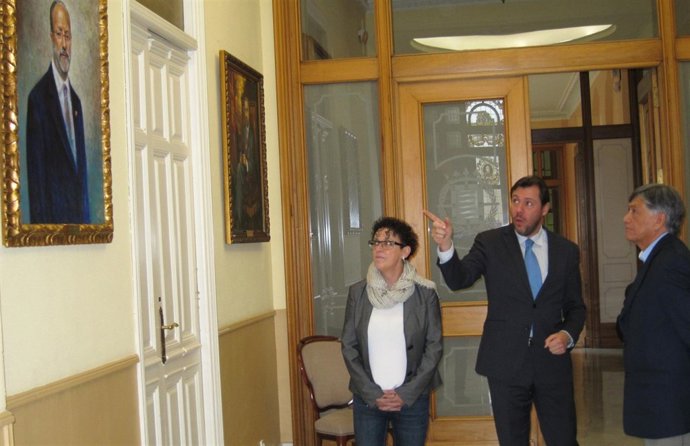 El alcalde de Valladolid muestra la Casa Consistorial al embajador de Ecuador