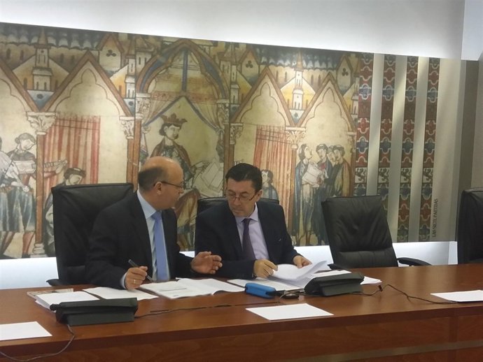 Luis Fernández y Juan José Molina durante la sesión  en la Asamblea