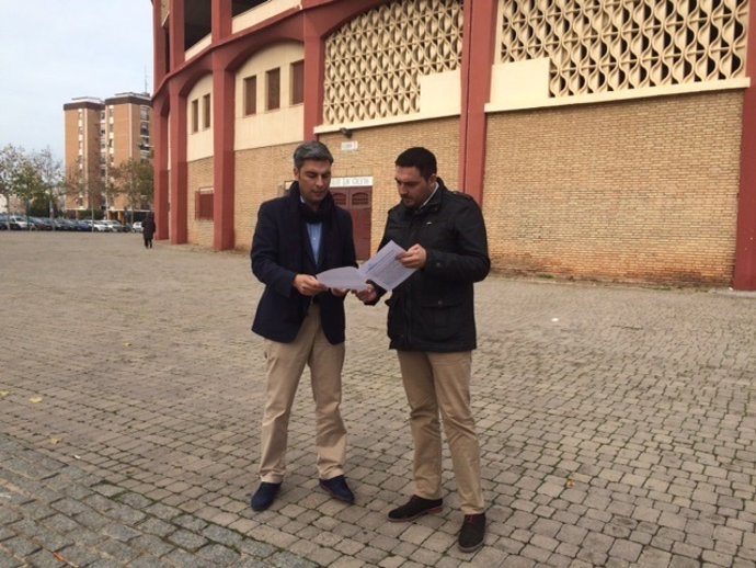 Lorite (izda.) ante la Plaza de Toros de Córdoba