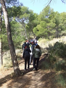 Participantes en una ruta guiada por el sendero de La Santa