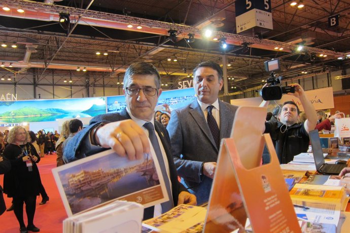 Patxi López recorre con el consejero el pabellón andaluz