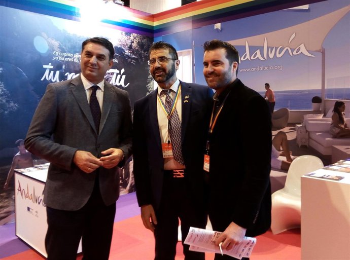 El consejero andaluz visita el estand de LGTB