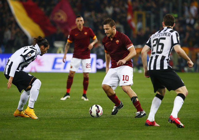 Francesco Totti ante Martin Caceres
