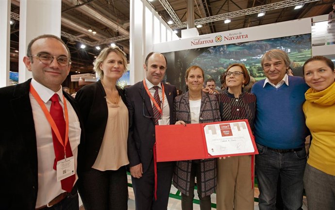 Barkos y Ayerdi con representantes de Fitur tras recibir la distinción