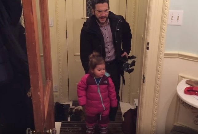 Padre le quita botas a su hija