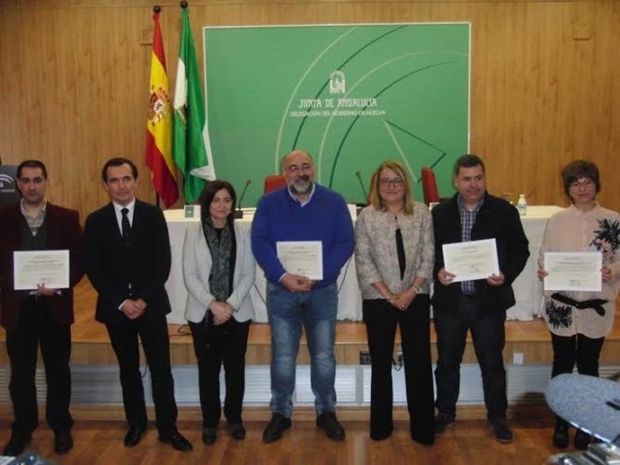 La viceconsejera de Empleo, Antonia Moro, con artesanos de Huelva.