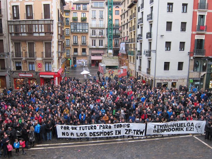 Cientos de personas se concentran contra el ERE en TRW