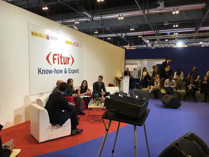 Debate sobre turismo y economía colaborativa