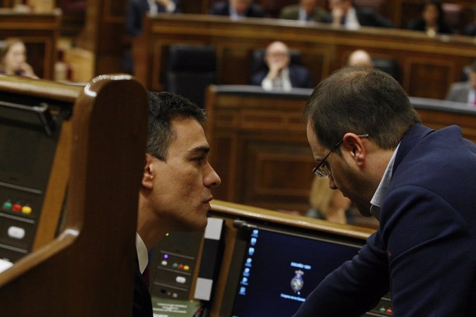 Pedro Sánchez y César Luena en la constitución del Congreso