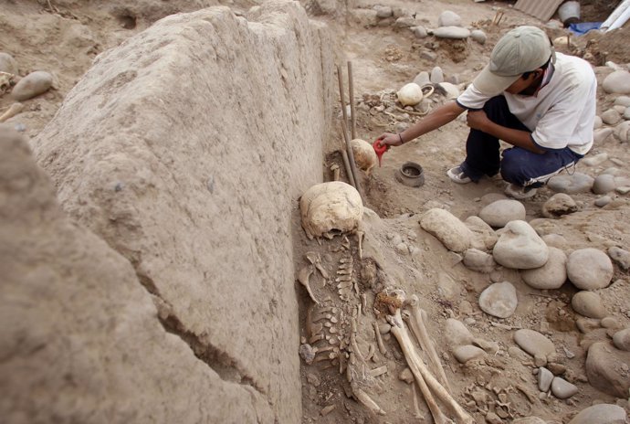 Arqueólogo en una excavación de Perú