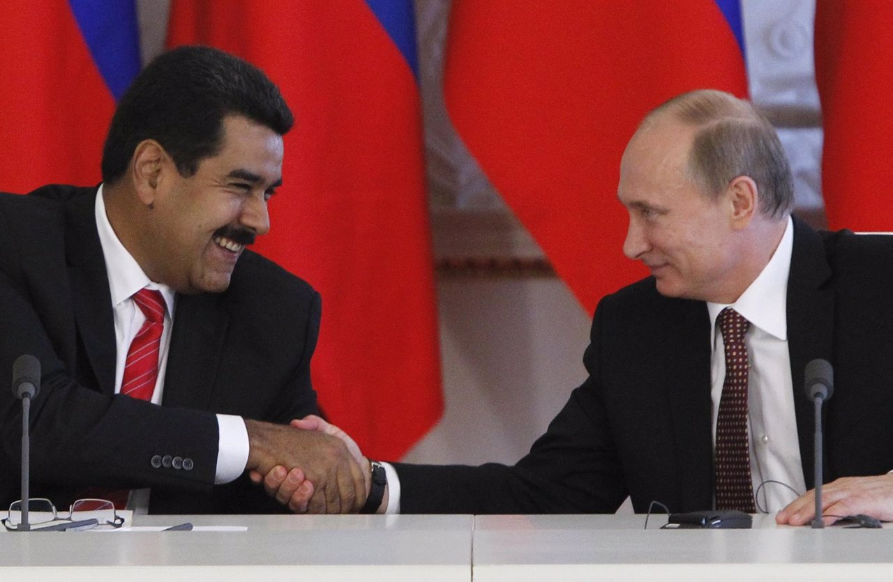 Vladimir Putin da la mano a Nicolás Maduro