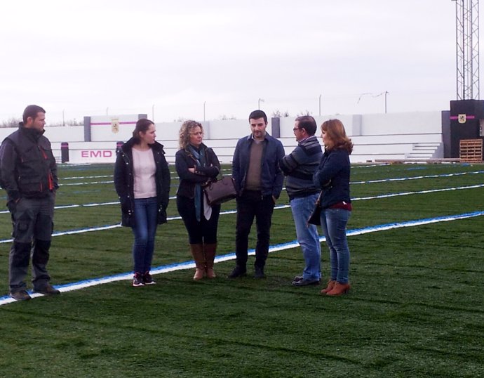 Visita del diputado José Castro al campo de fútbol de Torredonjimeno (Jaén)