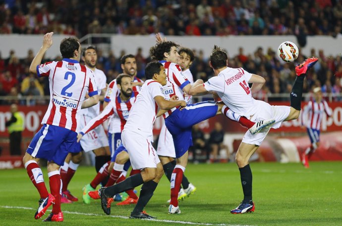 Sevilla y Atleti se alejan de sus objetivos