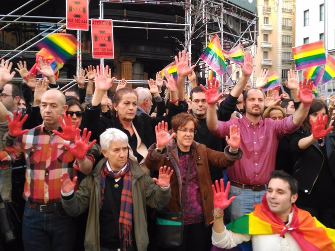 Purificación Causapié y Carla Antonelli en la concentración contra LGTBfobia