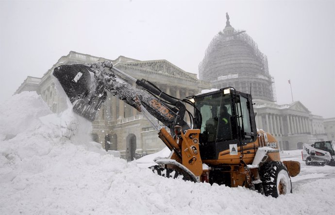 Diez estados de EE UU se declaran en emergencia por una gran tormenta de nieve 