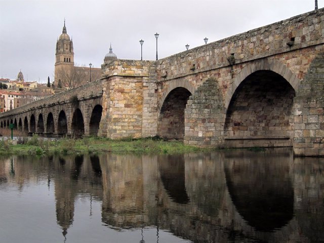 Imagen actual del puente romano a su paso por Salamanca