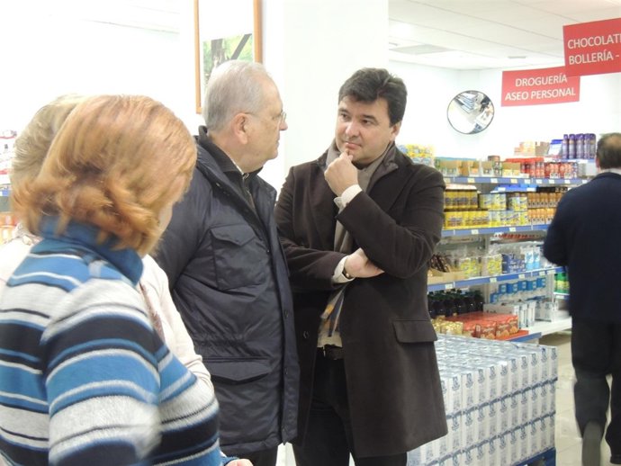 Visita del gobierno local de Huelva al economato Resurgir