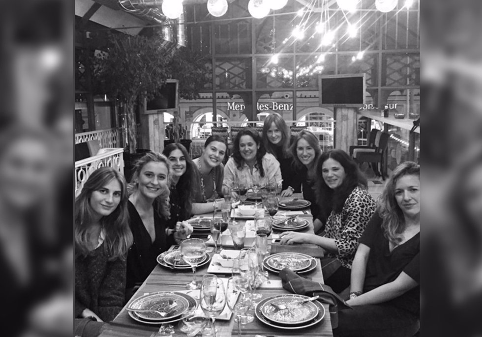 Lourdes Montes cenando con sus amigas/ Instagram