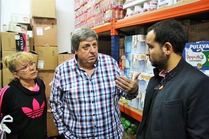 Visita de IU en el Ayuntamiento de Sevilla a cocina social de Tres Barrios