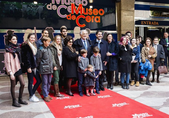 Plácido Domingo con su figura en el museo de cera