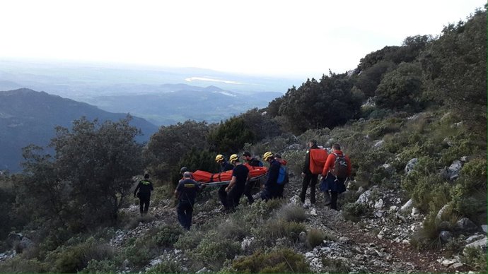 Bomberos resccatan a 10 excursionistas en la Sierra gaditana