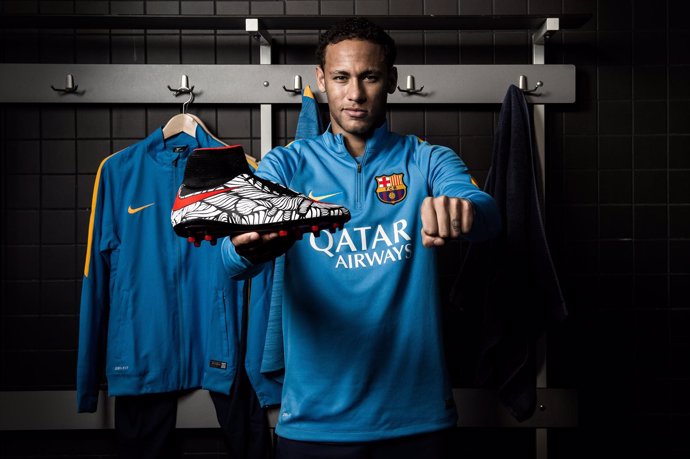 Neymar posa con sus botas de Nike