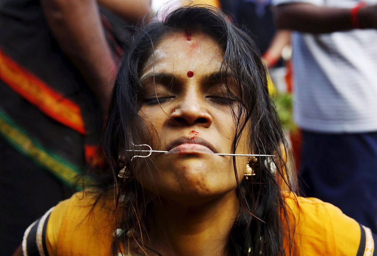 Devota durante el festival Thaipusam