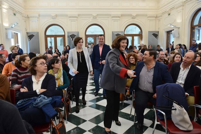 La consejera de Igualdad y Políticas Sociales con colectivos en Granada