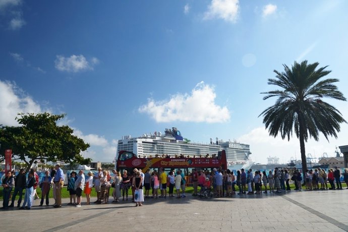 Cruceristas esperando la Guagua Turística