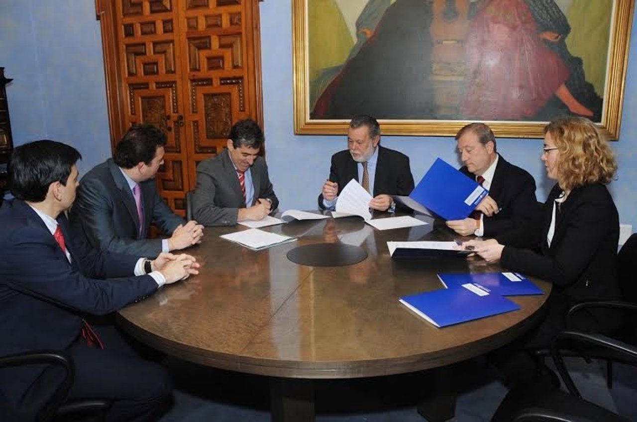 Blanco (centro) firma las operaciones de crédito